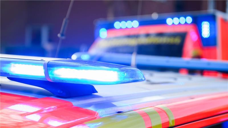 Auto kracht in Laternenmast – Fahrer kommt ins Krankenhaus Ein Auto kommt von der Fahrbahn ab und kollidiert mit einem Laternenmast. (Symbolbild)