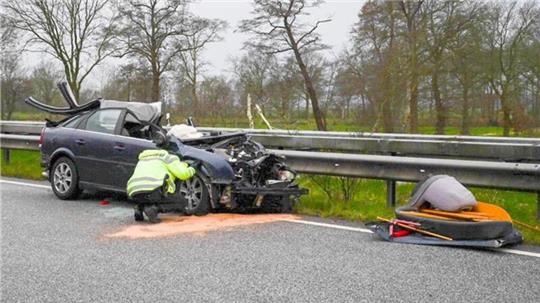 Ein Auto krachte auf der A27 in einen Lkw. Die Strecke musste zwischen Hagen und Stotel gesperrt werden.