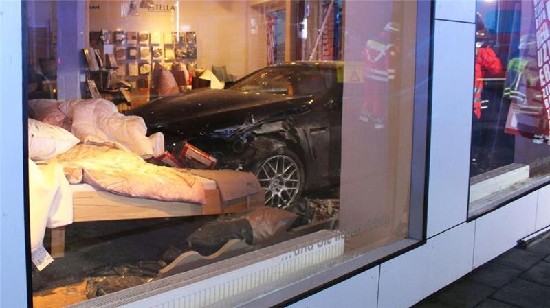 Ein Auto landet bei einem Unfall in Minden im Bettengeschäft. 