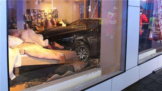Ein Auto landet bei einem Unfall in Minden im Bettengeschäft. 