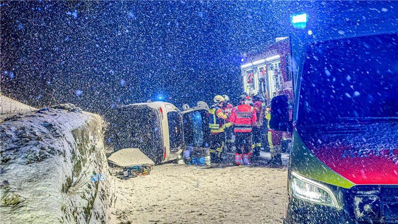 Ein Auto liegt nach einem Unfall auf der Landesstraße 108 zwischen Hornberg in Richtung Schramberg auf der Seite. Ein Wintereinbruch hat den Schwarzwald fest im Griff. Wegen vereister und zugeschneiter Straßen war es in der Nacht bundesweit zu Unfällen gekommen.