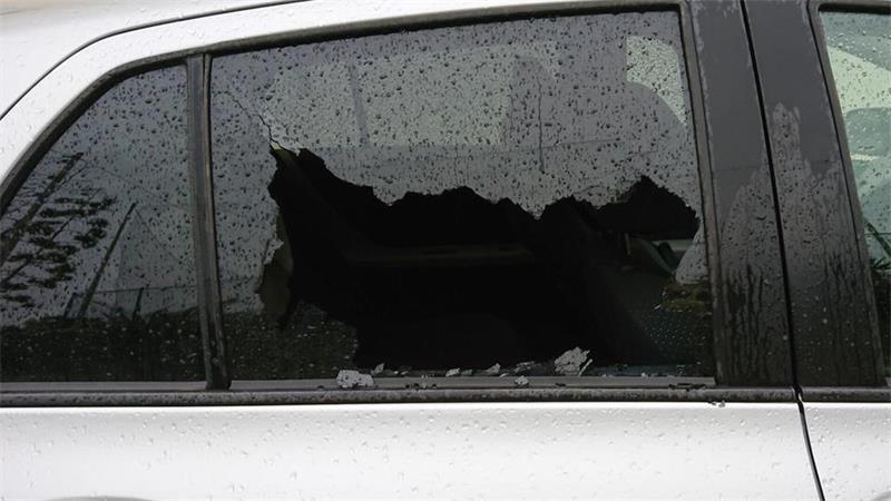 Ein Auto mit eingeschlagener Scheibe.