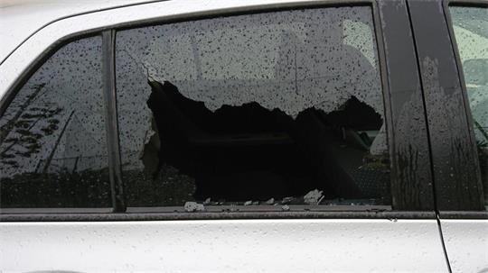 Ein Auto mit eingeschlagener Scheibe.