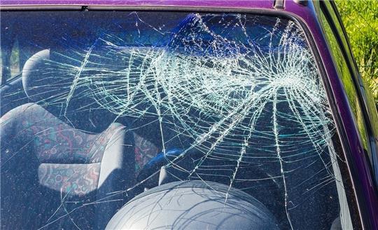 Ein Auto mit gesplitterter Frontscheibe. Symbolbild: Pixabay