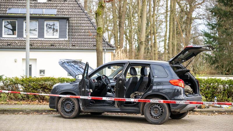 Vier Tote in Scheeßel: Auch dreijähriges Kind erschossen – Haftbefehl erlassen Ein Auto mit offenen Türen, Motorhaube und Kofferraum steht hinter einer Polizeiabsperrung vor der Von-Düring-Kaserne.