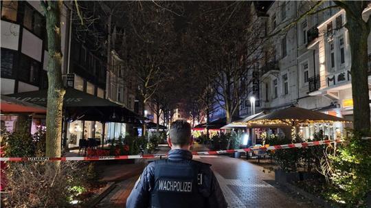 Ein Auto soll in der Gießener Innenstadt in eine Bushaltestelle gefahren sein, vier Menschen werden laut Polizei verletzt.