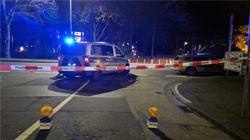 Ein Auto soll in eine Bushaltestelle gefahren sein, vier Menschen werden laut Polizei verletzt. Die Polizei sucht nun nach Bildern und Videos von Zeugen.