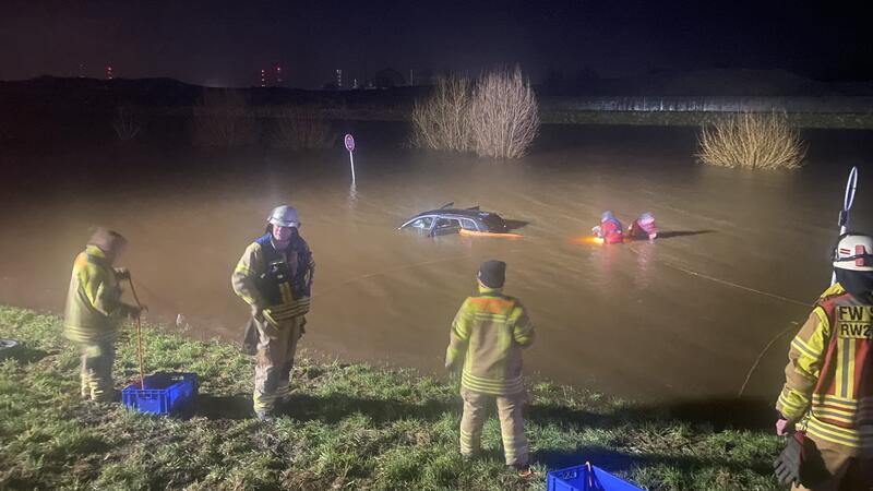 So wirbelt Sturmtief „Zoltan“ durch den Kreis Stade Ein Auto stand kurz vor Mitternacht in Stadersand mitten in den Fluten.