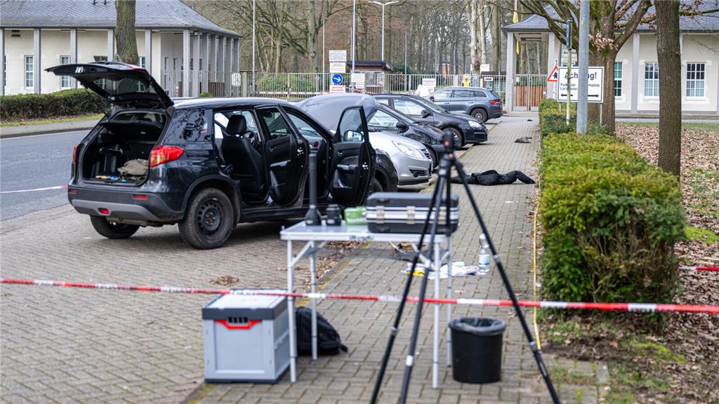 Ein Auto steht hinter einem Absperrband. Foto: Sina Schuldt/dpa