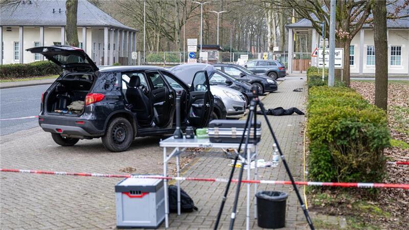 Ein Auto steht hinter einem Absperrband in der Nähe der Rotenburger Kaserne. 