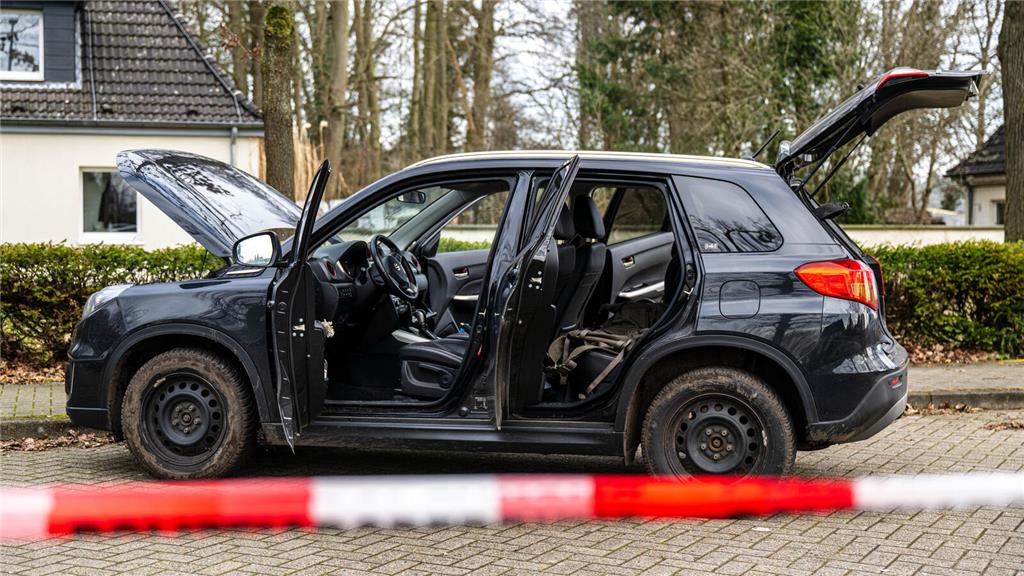 Ein Auto steht hinter einem Absperrband in der Nähe der Von-Düring-Kaserne in Ro...