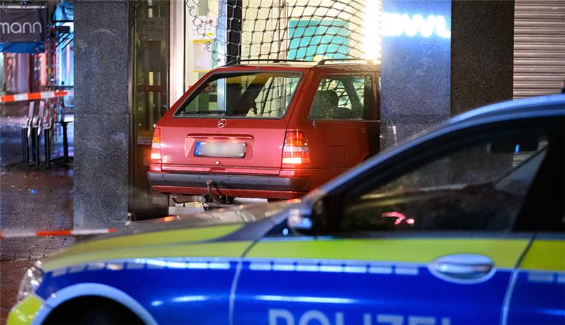Auto fährt in Harburger Pfandleihhaus - Fahndung per Hubschrauber Ein Auto steht im zerstörten Eingangsbereich eines Pfandleihhauses. Ein Auto ist im Hamburger Stadtteil Harburg in ein Leihhaus gefahren. Der oder die Täter seien auf der Flucht, sagte eine Polizeisprecherin. Foto: Jonas Walzberg/dpa