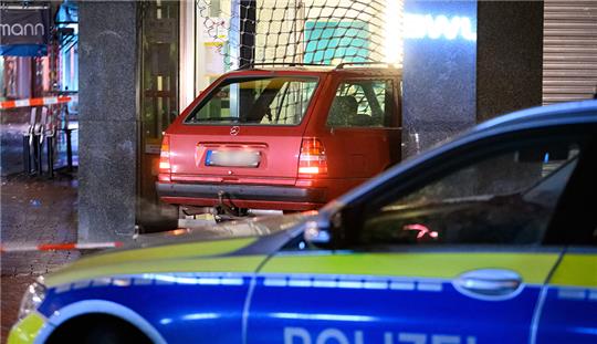 Ein Auto steht im zerstörten Eingangsbereich eines Pfandleihhauses. Ein Auto ist im Hamburger Stadtteil Harburg in ein Leihhaus gefahren. Der oder die Täter seien auf der Flucht, sagte eine Polizeisprecherin. Foto: Jonas Walzberg/dpa