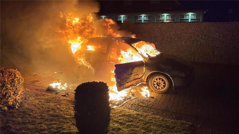 Auto steht in Flammen: Einsatz für die Feuerwehr Sauensiek Ein Auto steht in Sauensiek in Flammen.