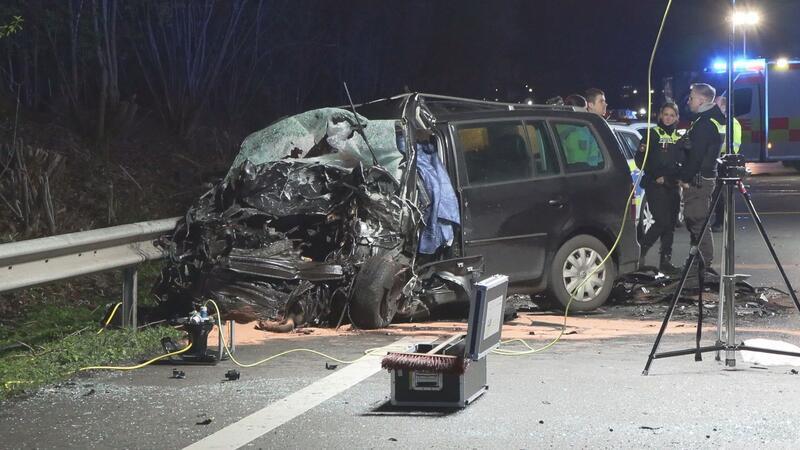 Glätte-Unfälle in Niedersachsen: Drei Tote, vier Menschen in Lebensgefahr Ein Auto steht nach einem Unfall auf dem Seitenstreifen.