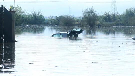 Ein Auto steht nach heftigen Regenfällen in der Toskana im Hochwasser.