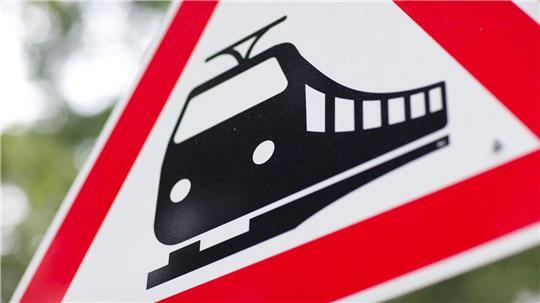 Ein Auto stößt mit einem Regionalzug zusammen. (Symbolbild)