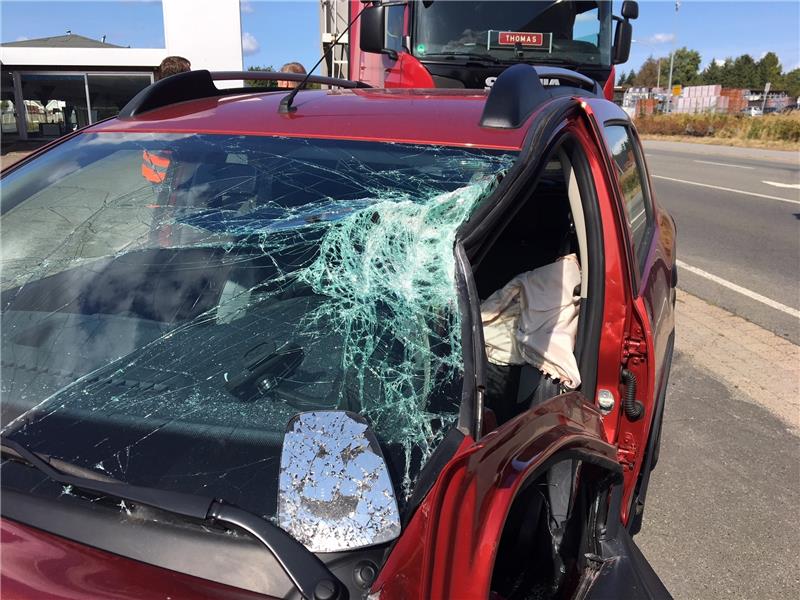 Ein Auto und ein Lastwagen sind am Freitagmorgen in Horneburg zusammengestoßen. Zwei Personen sind dabei verletzt worden. Fotos Vasel