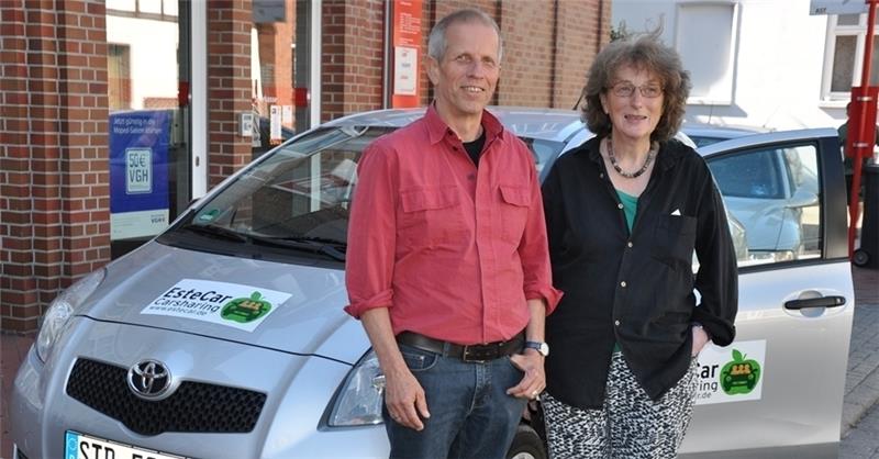 Ein Auto zu teilen, schont den Geldbeutel und die Umwelt, werben Oliver Reimann und Sibylle Schmidt für ihr EsteCar-Projekt und ein Umdenken bei der Mobilität. Foto: Lankuttis