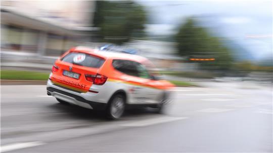 Ein Autofahrer aus Großenwördener ist betrunken mit einem Stader Notarztfahrzeug kollidiert. (Symbolbild)

