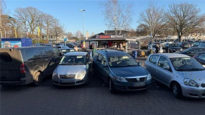 Ein Autofahrer beschleunigte auf dem Parkplatz des Rotenburger Einkaufszentrums Wümmepark und krachte in mehrere Fußgänger.