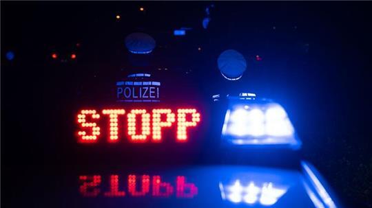 Ein Autofahrer flieht mit mehr als 200 Kilometern pro Stunde vor der Polizei und wird schließlich gestoppt (Symbolbild).