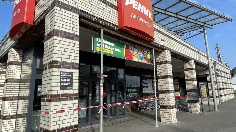 65-Jähriger rammt Penny-Eingang und legt Supermarkt lahm Ein Autofahrer hat einen Pfeiler des Vordachs des Nordenhamer Penny-Marktes gerammt und ihn verschoben. Der Markt musste zeitweise geschlossen werden.