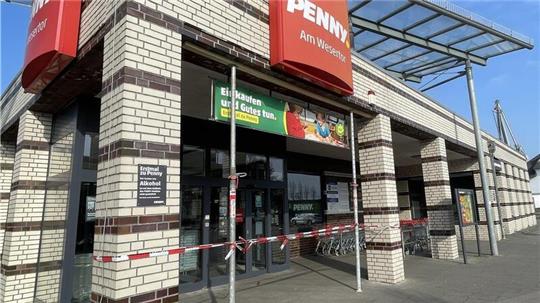 Ein Autofahrer hat einen Pfeiler des Vordachs des Nordenhamer Penny-Marktes gerammt und ihn verschoben. Der Markt musste zeitweise geschlossen werden.