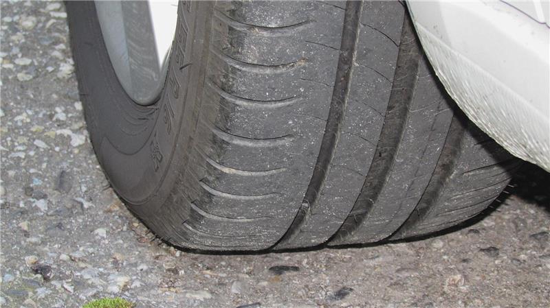 Autofahrer fährt 17-Jährige in Buxtehude an – verletzt Ein Autofahrer hat in Buxtehude eine junge Frau angefahren. Die Polizei sucht nach dem Unbekannten. (Symbolbild)