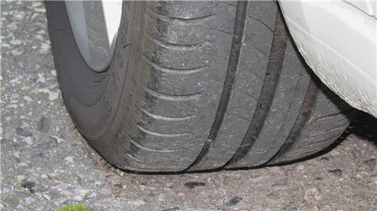Ein Autofahrer hat in Buxtehude eine junge Frau angefahren. Die Polizei sucht nach dem Unbekannten. (Symbolbild)