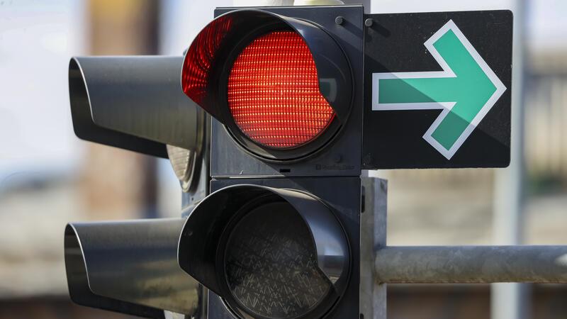 Rotlicht missachtet: Autofahrer erfasst Radfahrer in Stade und flüchtet Ein Autofahrer hat in der Nähe des Stader Bahnhofs eine rote Ampel überfahren und einen Unfall verursacht (Symbolfoto).