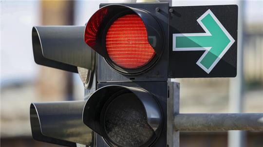 Ein Autofahrer hat in der Nähe des Stader Bahnhofs eine rote Ampel überfahren und einen Unfall verursacht (Symbolfoto).