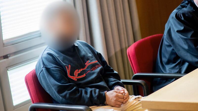 16-Jähriger stirbt auf Flucht vor Polizei - Haft für Fahrer Ein Autofahrer hat laut Gericht Schuld am Tod seines Beifahrers auf der Flucht vor der Polizei (Archivbild).