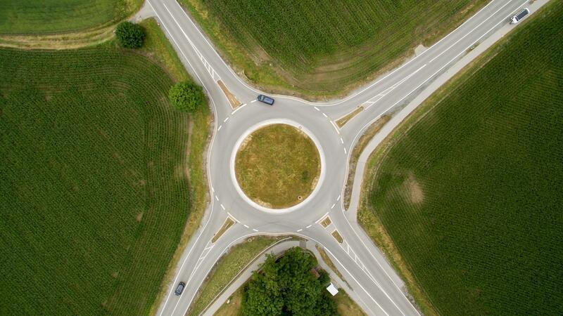 Ein Autofahrer hat sich bei einem Kreisverkehr in Schopfheim seine eigenen Regeln gemacht. (Symbolbild)