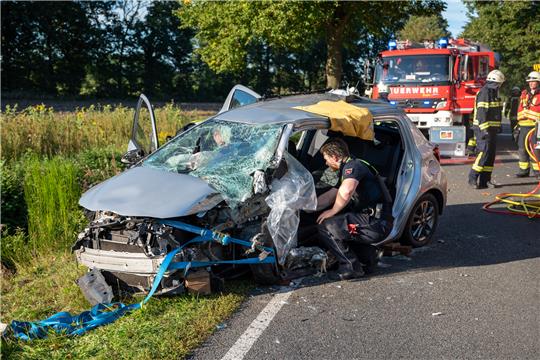Ein Autofahrer ist am Dienstag zwischen Beckdorf und Sauensiek gegen einen Baum gekracht. Foto: Joto