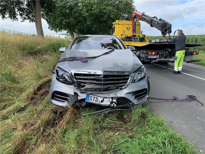 Autofahrer kommt in Hedendorf von K26 ab und landet im Graben Ein Autofahrer ist am Donnerstag in Hedendorf verunglückt. Foto: Polizei