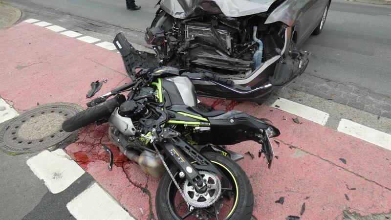 Autofahrer übersieht Motorradfahrer - 21-Jähriger schwer verletzt Ein Autofahrer ist im Kreis Cuxhaven mit einem Biker zusammengestoßen, der 21-Jährige wurde schwer verletzt.