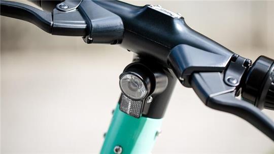 Ein Autofahrer ist in Bremervörde mit einem E-Scooter kollidiert.