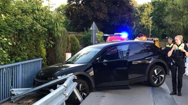 Ein Autofahrer ist in Stade-Bützfleth verunglückt.