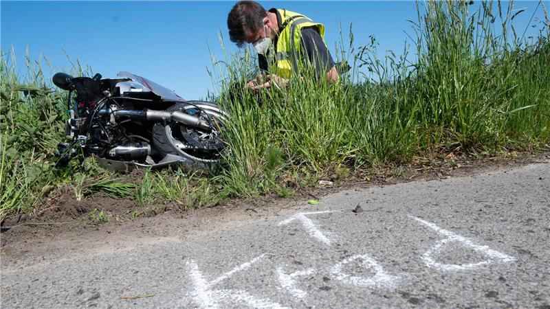 Ein Autofahrer ist mit einen Kradfahrer im Alten Land kollidiert. (Symbolbild)
