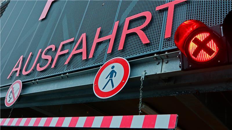 Ein Autofahrer ist nach einem Unfall in einem Stader Parkhaus geflüchtet (Symbolbild).