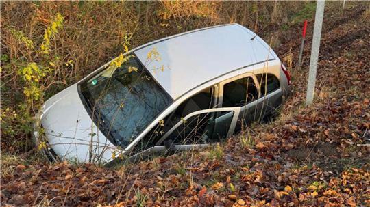 Ein Autofahrer ist von der L124 in der Samtgemeinde Fredenbeck abgekommen und in einen Graben gefahren.