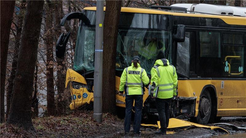 Ein Autofahrer kam mit lebensbedrohlichen Verletzungen ins Krankenhaus.
