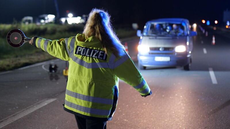 Fahrer nach spektakulärer Flucht vor Polizeikontrolle geschnappt Ein Autofahrer missachtete die Anhaltesignale der Polizei und flüchtete vor der Kontrolle am Wesertunnel. Jetzt wurde er geschnappt.