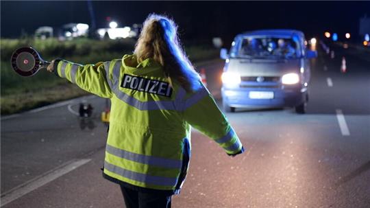 Ein Autofahrer missachtete die Anhaltesignale der Polizei und flüchtete vor der Kontrolle am Wesertunnel. Jetzt wurde er geschnappt.