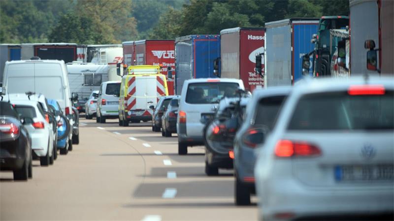 Ein Autofahrer nutzt nach einem Unfall auf der A1 die Rettungsgasse und wird von der Polizei gestoppt. (Symbolbild)
