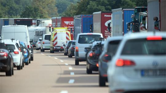 Ein Autofahrer nutzt nach einem Unfall auf der A1 die Rettungsgasse und wird von der Polizei gestoppt. (Symbolbild)