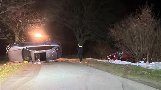 Ein Autofahrer rast in Tarmstedt vor einer Polizeikontrolle davon und verunglückt wenig später.