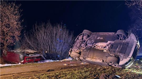 Ein Autofahrer rast in Tarmstedt vor einer Polizeikontrolle davon und verunglückt wenig später.