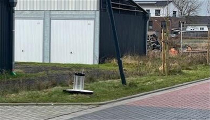 Ein Autofahrer stieß in Horneburg mit einer Straßenlaterne zusammen und floh anschließend.